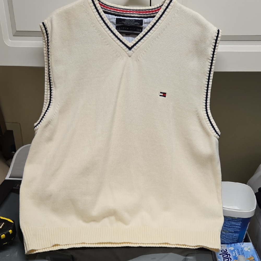 Tommy Hilfiger Men's V-Neck Cream Sweater Vest